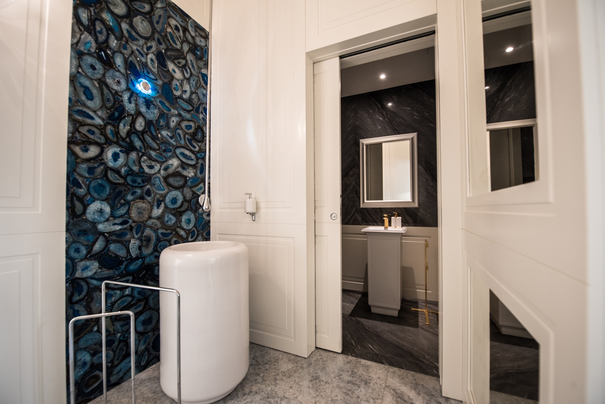 pavimentazione bagno ospiti in calcite azul e quinta a rivestimento in agata blue